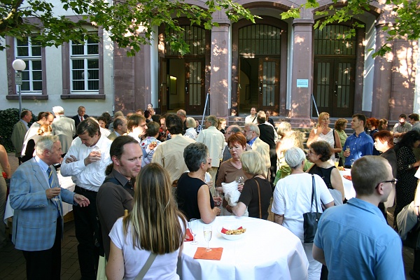 Bild 018.jpg - Sektempfang im Ehrenhof